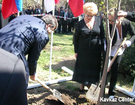 Памятник Собчаку в Тбилиси