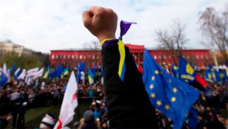 Киев. Народ снес заграждения и занял Майдан. МВД пугает беспорядками